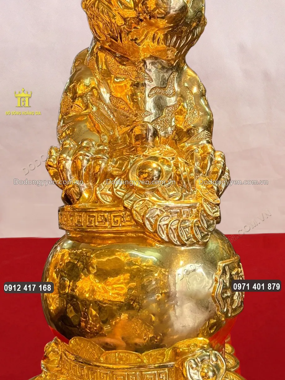 Hũ tiền chứa đầy v&agrave;ng, ngọc, tiền, đầy tr&agrave;n tận miệng